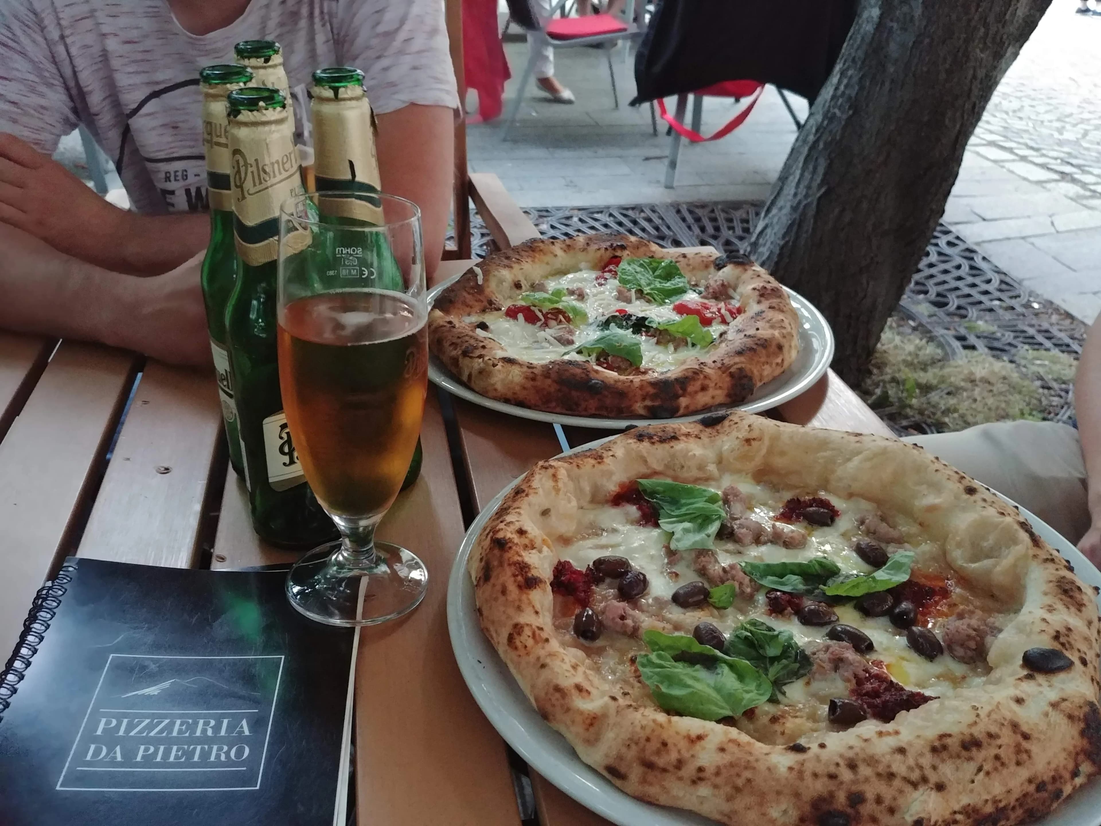 Pizza i piwo na stoliku w pizzerii