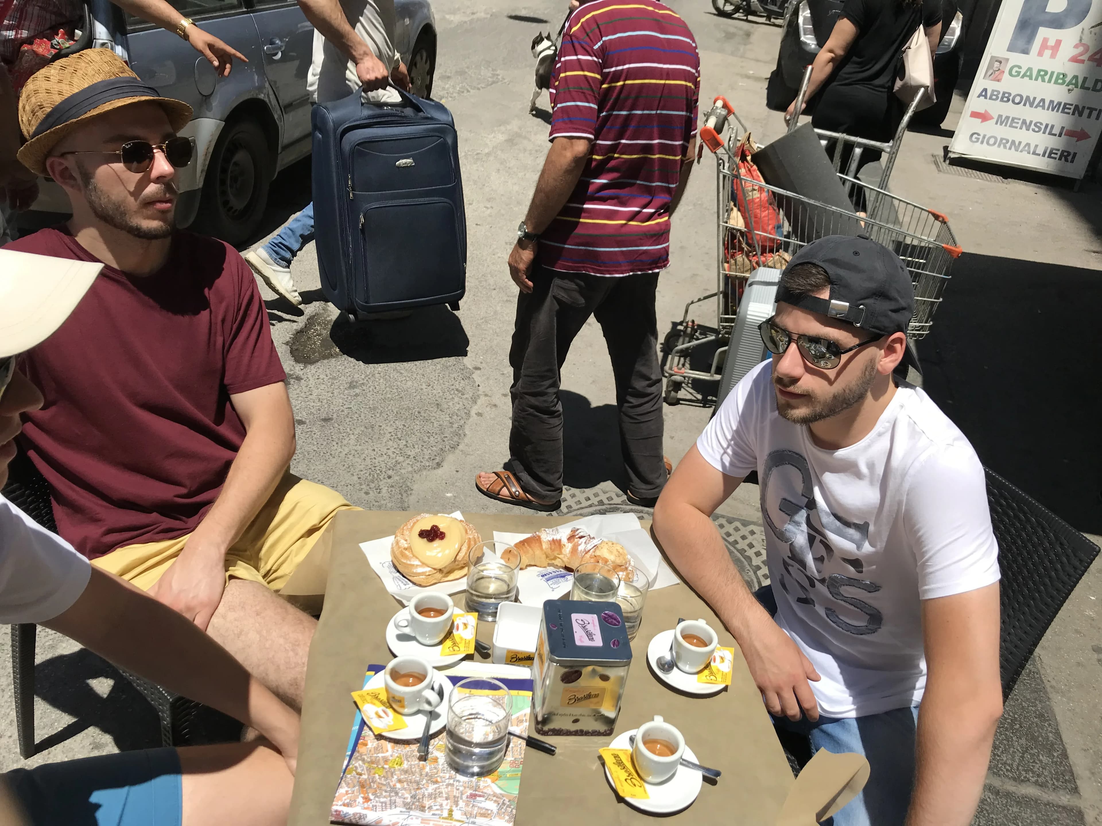 Przy kawie na neapolitańskim placu, obok walizka