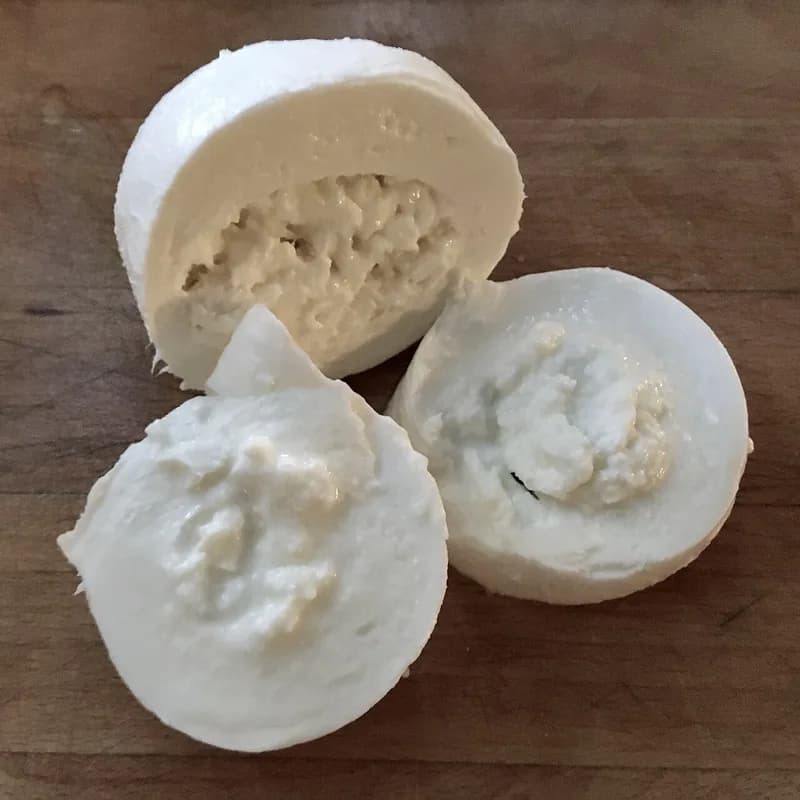 Burrata, składnik używany w Stacji Neapol