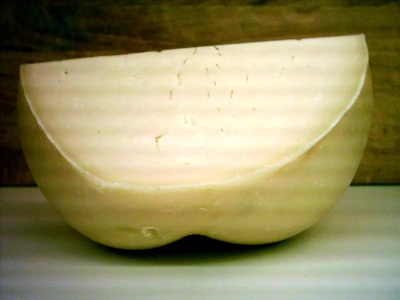 Provolone Piccante, składnik używany w Stacji Neapol